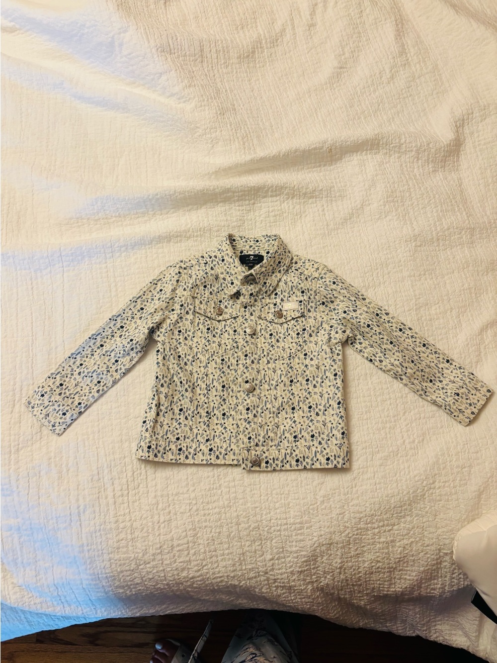🌸 Adorable Seven7 girls’ floral denim jacket in Size 3T!